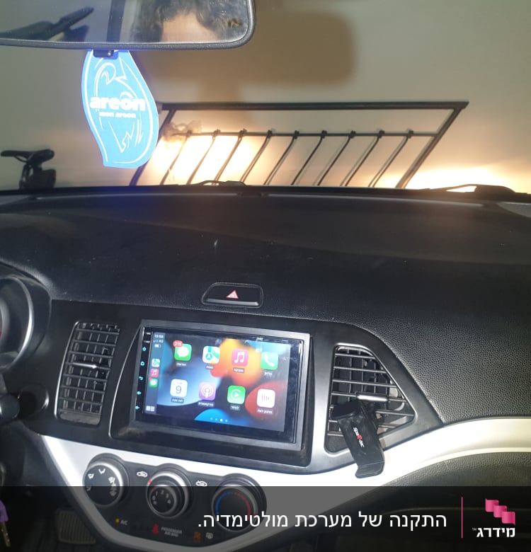 מערכת מולטימדיה ברכב עם מסך מגע ותצוגת אפליקציות